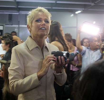 Xuxa grava imagens dos bastidores do desfile