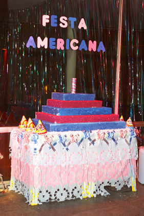 Um bolo de cinco andares foi preparado para a comemoração da festa