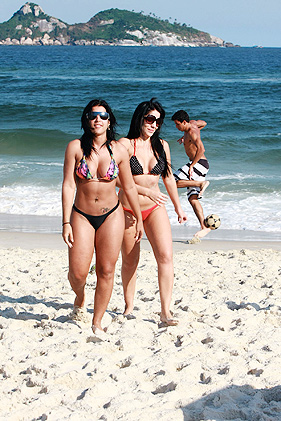 Priscila Pires e Anamara curtem tarde ensolarada na Praia do Pepê, no Rio