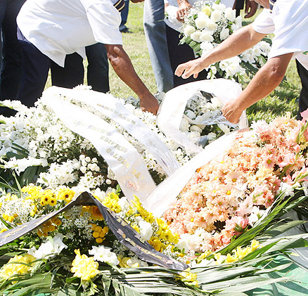 Lady Laura recebe muitas flores