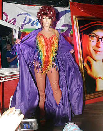 Em uma das trocas de roupa, Dimmy apareceu com um vestido com as cores da bandeira do arco-íris