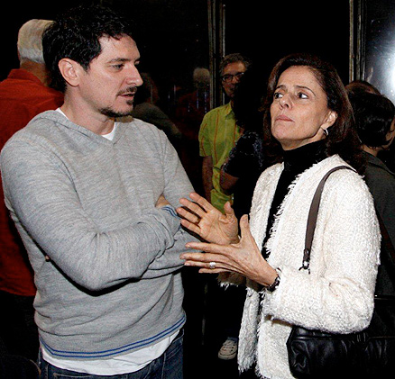 Guilherme Piva conversa com Marieta Severo na estreia da peça