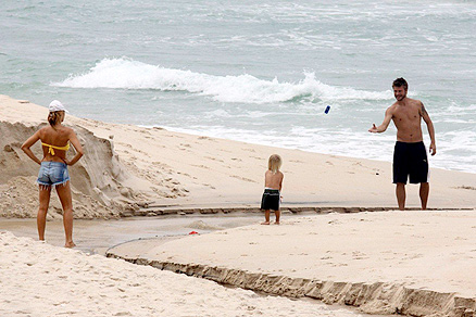 Rodrigo Hilbert brinca com o filho