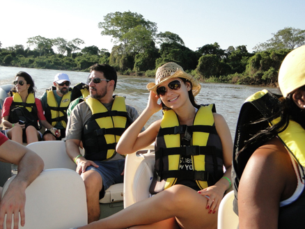 Com outros participantes do passeio, Amanda aproveita a viagem