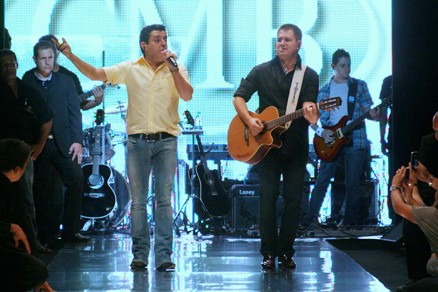 No palco, os cantores Bruno e Marrone