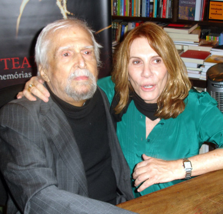 Renata Sorrah ganha autógrafo e abraço do autor e ator Sérgio Britto