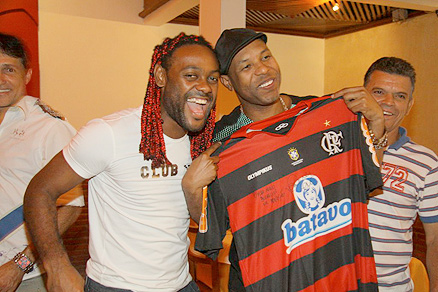 O jogador do Flamengo deu uma camisa do time carioca autografada para Buchecha, que ficou eufórico com o presente