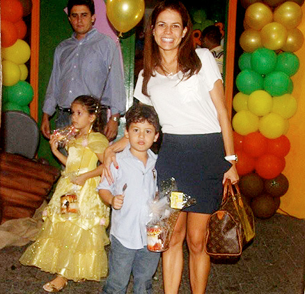 Nívea Stelmann leva filho à festinha de aniversário de João, filho de Bruno Mazzeo e Renata Castro