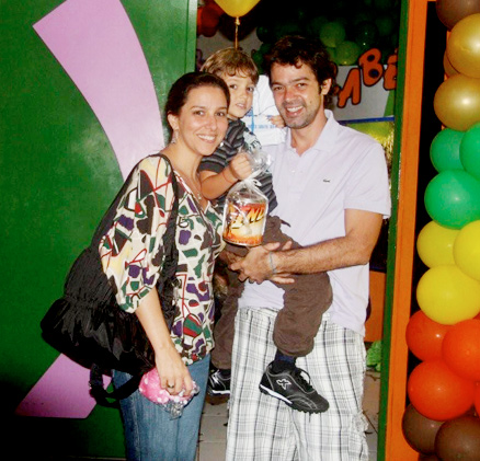 Bruno Mazzeo, o filho João, e a mulher Renata