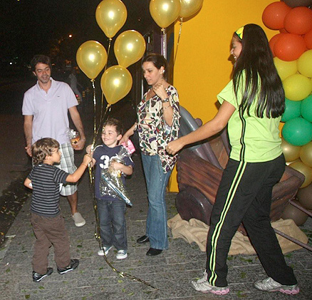 João, filho de Bruno Mazzeo dá bixigas à amiguinho na entrada da festa