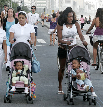 Laura e Maria, filhas adotivas da jornalista Glória Maria, em passeio no Rio de Janeiro