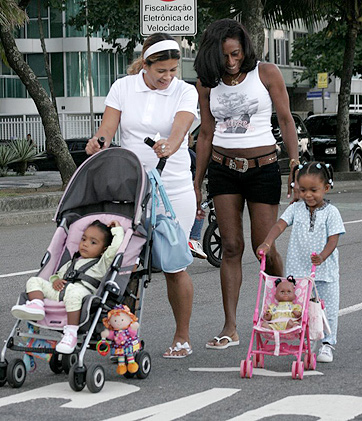 Glória Maria conta com a ajuda de uma das babás para passear com as filhas
