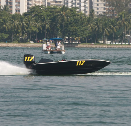 As lanchas deslizam pela Lagoa Rodrigo de Freitas