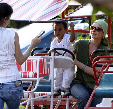 A atriz anda de pedalinho com o filho