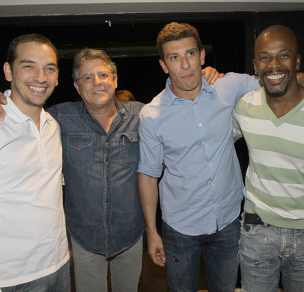 Marcos Paulo tira foto com os convidados