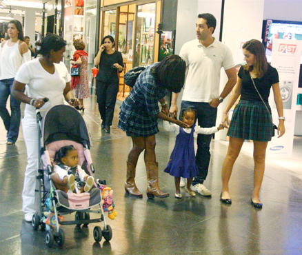 A jornalista contou com ajuda de uma babá e um casal de amigos para tomar conta das meninas