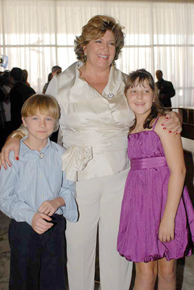 Silvia Poppovic e seus filhos conferiram a corrida de cavalos