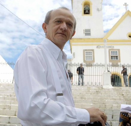 Padre Raimundo Rezende, responsável pela celebração do batizado de Marcelo