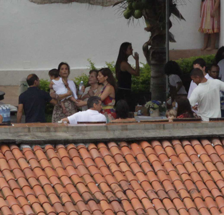 Ivete e seus convidados em uma área descoberta da igreja Santo Antônio, em Salvador, Bahia