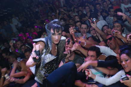 Serginho leva seus fãs à loucura durante show realizado em boate de São Paulo