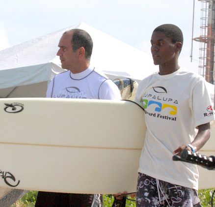 Na manhã deste domingo (15), Humberto Martins pegou o seu pranchão de surf e foi pegar onda na Praia da Macumba, Zona Oeste do Rio de Janeiro