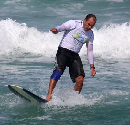 Humberto Martins arrisca manobras com sua longboard