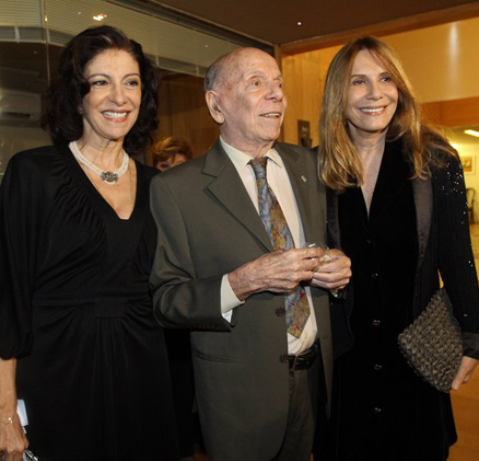 Marília Pêra, Ítalo Rossi e Renata Sorrah posaram junto na entrada do evento