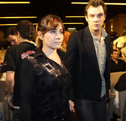Alessandra Negrini apareceu com seu namorado, o ator Sérgio Guizé