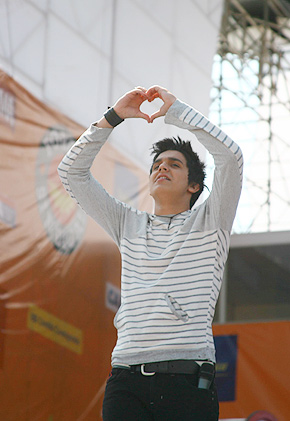 Luan Santana agradece o carinho dos fãs fazendo um coração com as próprias mãos