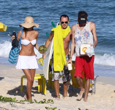 Thaila e Paulinho chegam à praia no Rio de Janeiro