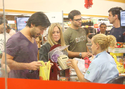 Sandro Pedroso e Susana Vieira pagam as compras