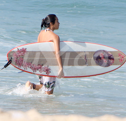 A atriz escolhe outro ponto da praia