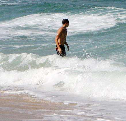 Cauã mergulhou e se refrescou nas águas cariocas