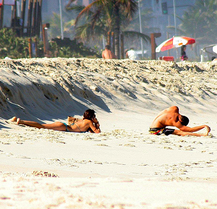 Grazi se bronzeou, enquanto Cauã fazia alongamento