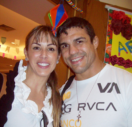 Joana Prado e Vítor Belfort curtem festa junina beneficente