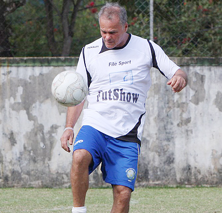 kadu Moliterno faz embaixadinhas