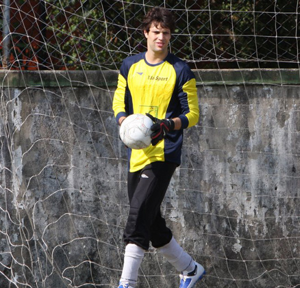 Gutsavo Leão ataca de goleiro