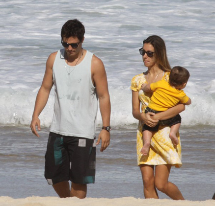 Thiago Rodrigues e a mulher Cristiane Dias levaram o filho para passear na praia