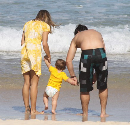 Cristiane tirou o shot do menino para ele poder brincar no mar