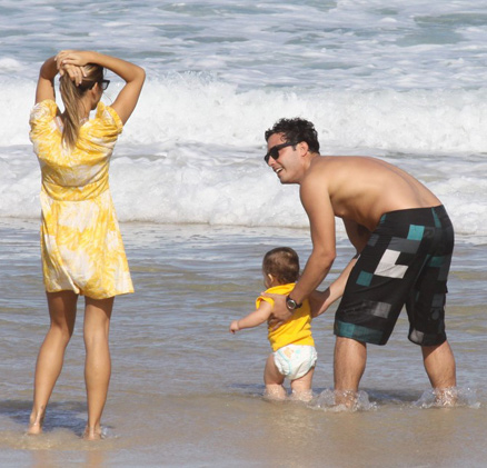 Thiago e Cristiane paparicaram o filho