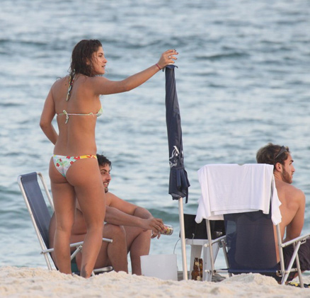 Priscila Fantin exibiu sua boa forma na praia da Barra