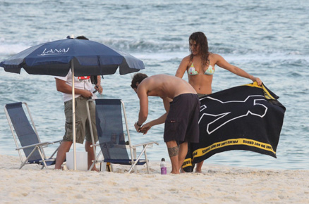 A atriz entrou no mar e depois ficou batendo papo com os amigos