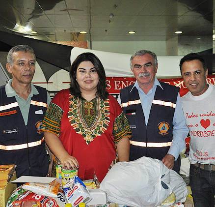 Fabiana Karla, com a equipe da Defesa Civil e Tedd Albuquerque