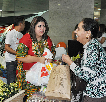 A humorista recebe os donativos