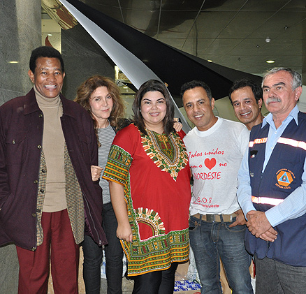 Jair Rodrigues, Wanderléa, Fabiana Karla e companheiros da campanha posam para fotos