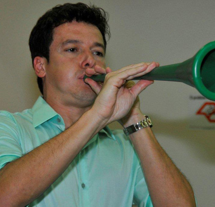 Em um desafio proposto pela TV Fuxico, Rodrigo se arrisca assoprando uma vuvuzela
