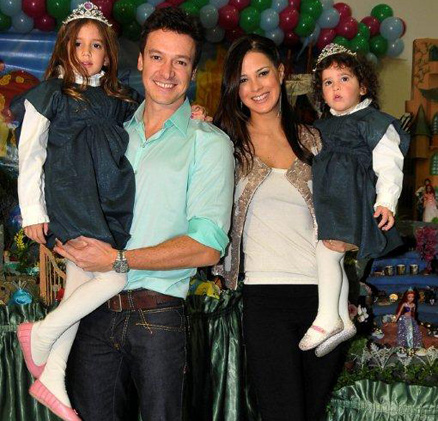 Rodrigo Faro posa com a família, a mulher Vera Viel e as filhas Clara e Maria
