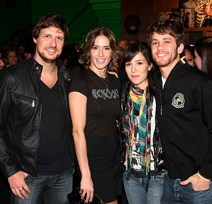 Fred Lessa, Deborah Secco, Marjorie Estiano e Leonardo Miggiorin posaram durante o coquetel