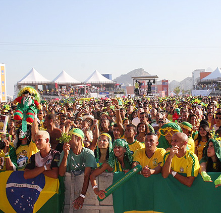 A galera vibra com o gol Brasil