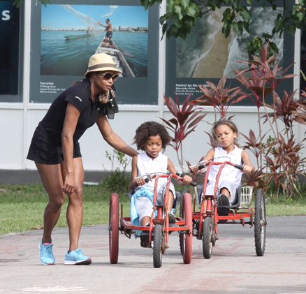 Adriana Bombom ajuda a filha a pedalar